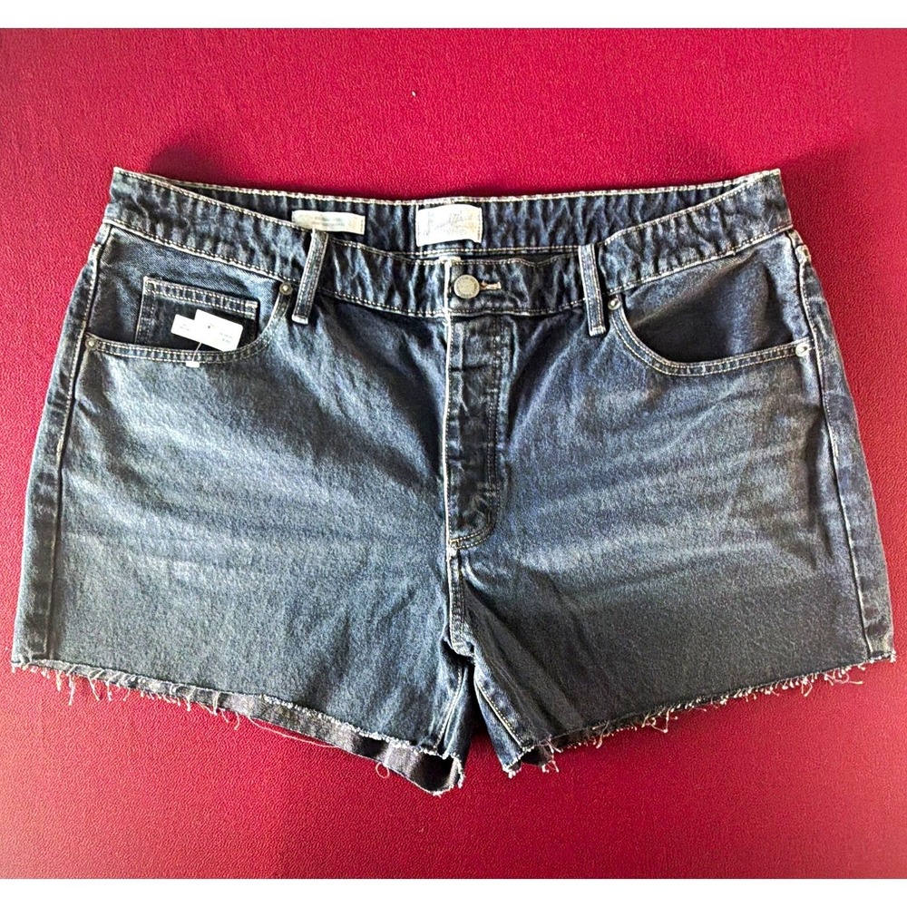 Universal Thread Womens High-Rise Midi Black Wash Shorts Raw Hem